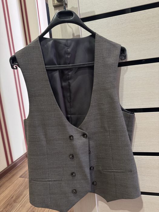 Серый костюм тройка