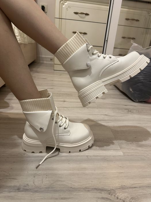 Продам женские ботинки, черные и белые