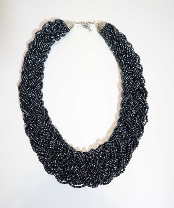 Colier modern din siruri impletite din margele gri metalizat