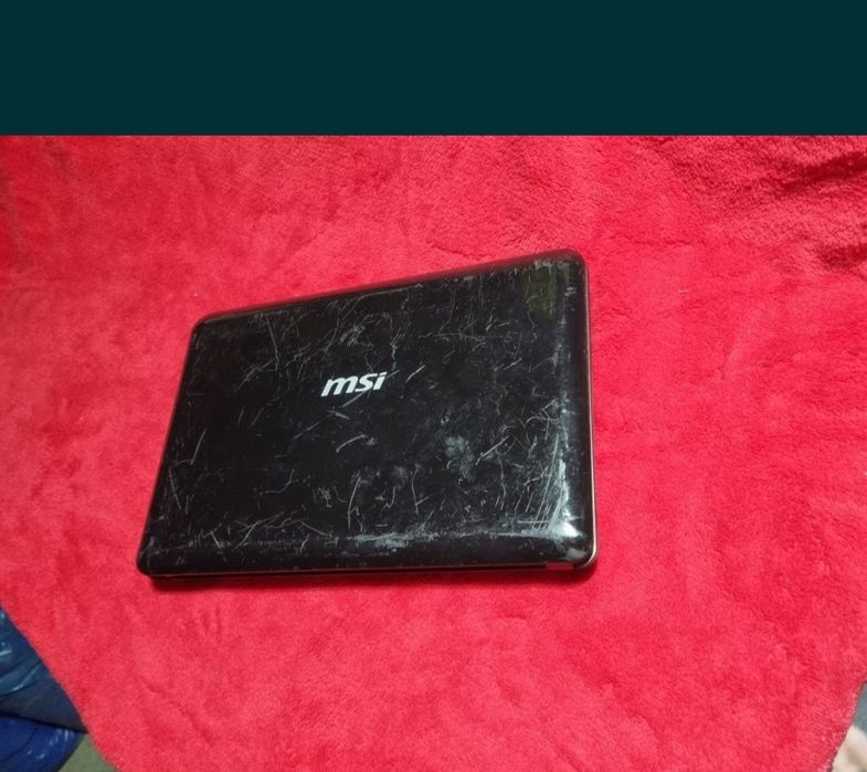 Laptop cu încărcător