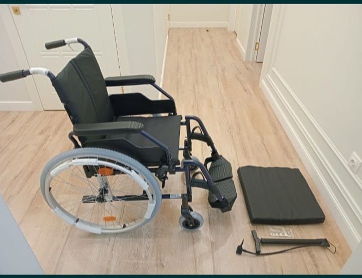 Качественная инвалидная коляска.