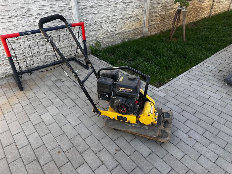 Inchiriez placa compactoare