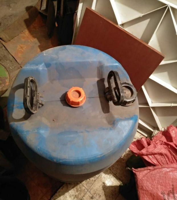 Продам пластиковую бочку