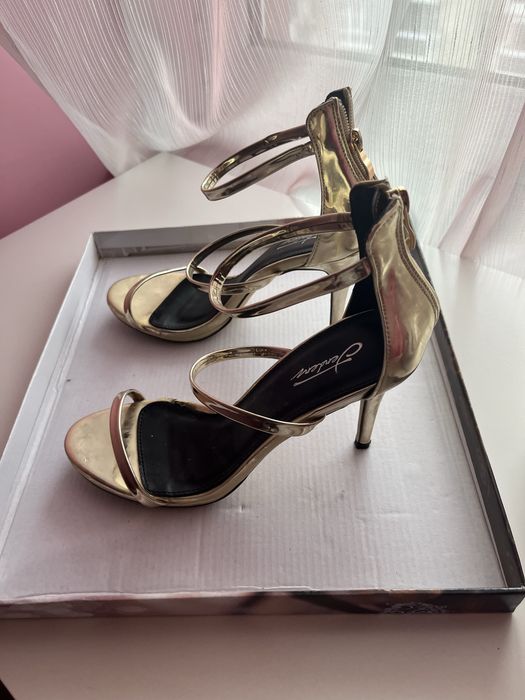 Златисти сандали с висок ток