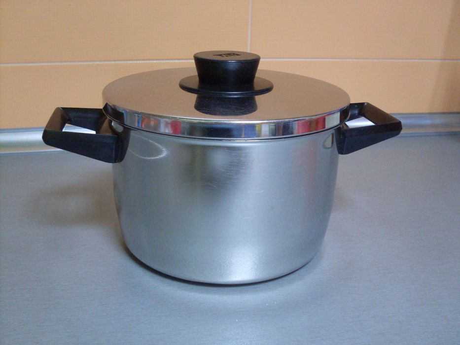 Тенджера за фондю.