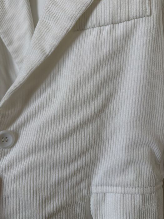 Белый костюм с полосочками