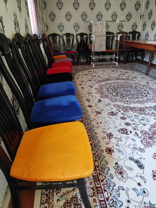 Стол стулья для гостиной