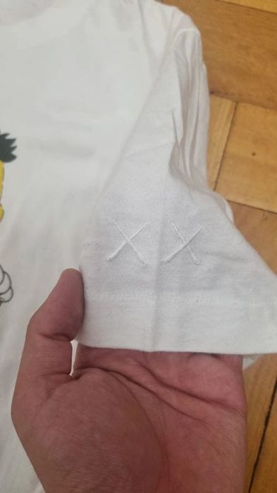 Tricou Kaws de vânzare.