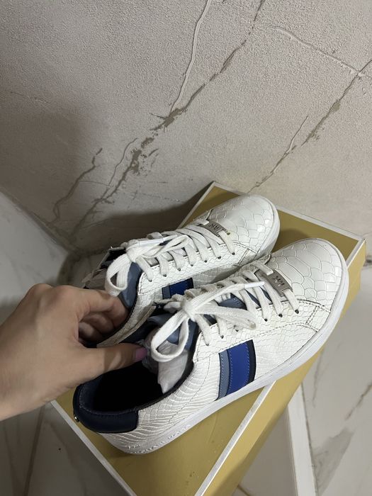 Женские кроссовки