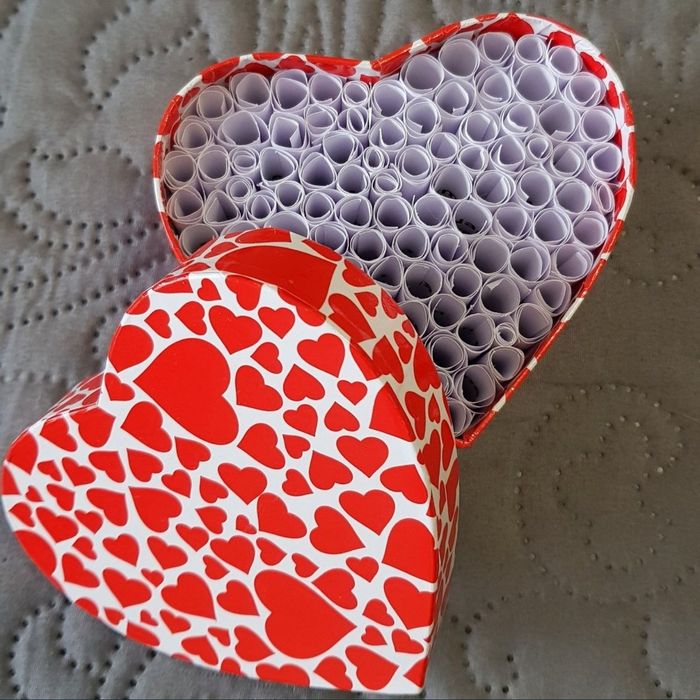 Кутия Обичам те на 100 езика/101 причини да те обичам за нея или него