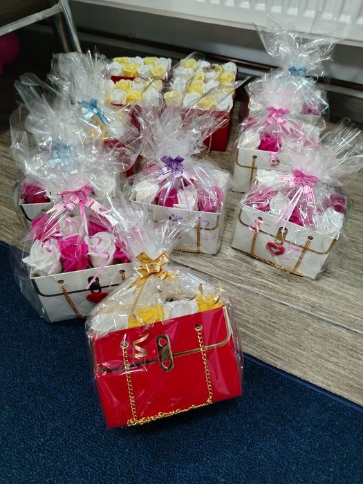 Vând aranjamente florale