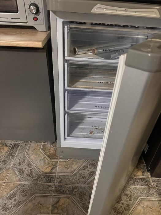 Ковёр, стол, под телевизор