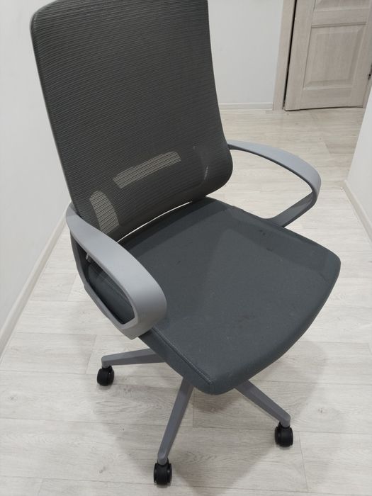 Кресло офисное серое