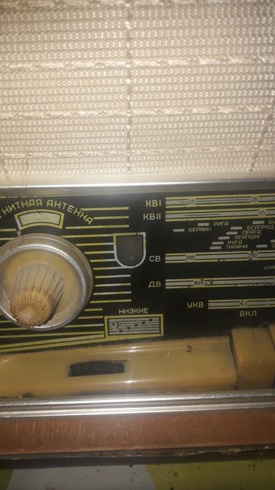 Radio vechi pe lămpi de vinzare