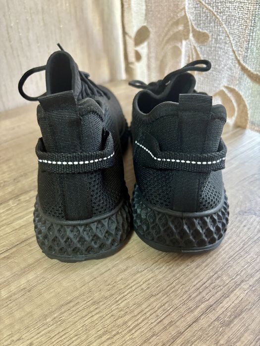 Женские кроссовки черные