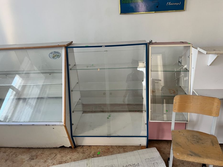 Продам шкафы и стекляные витрины