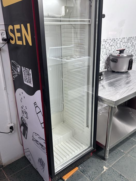 Витринный холодильник , холодильный шкаф