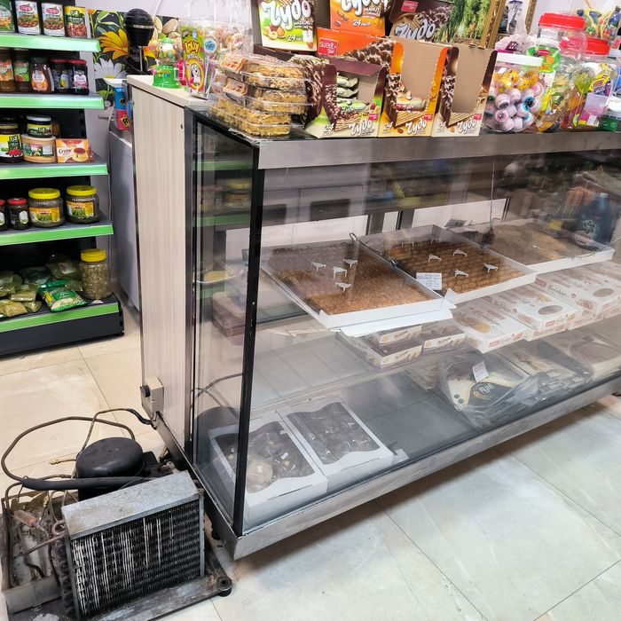 Сладкарска хладилна витрина