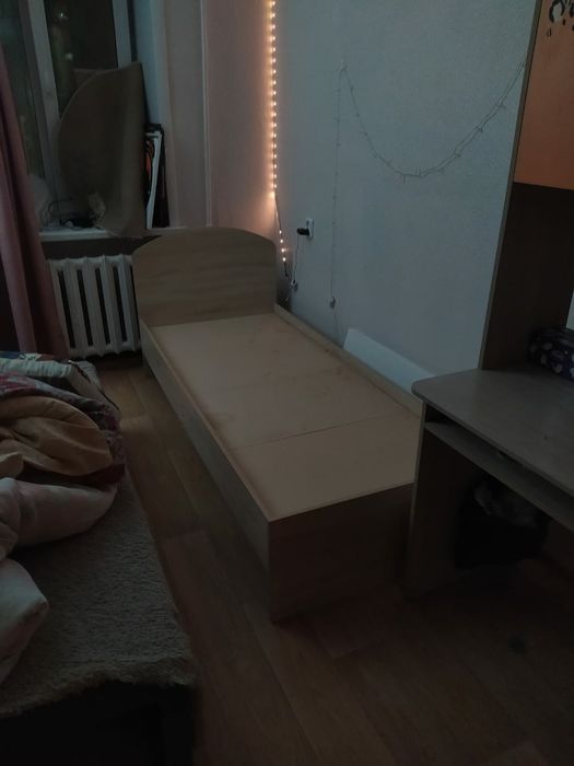 Кровать односпальная.