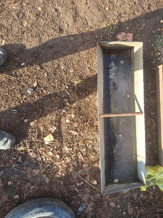 Поилка - кормилка для скота