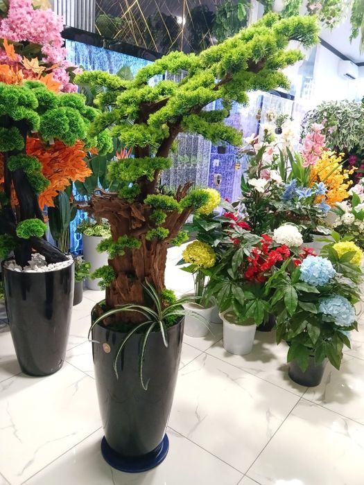 Искусственные деревья и растения цветы декоративные элементы.