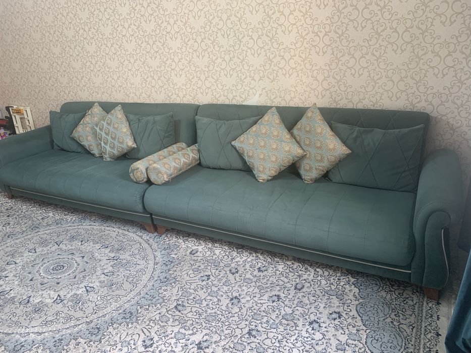 Срочно! Продаётся стильный зелёный диван 4 метра, раскладной