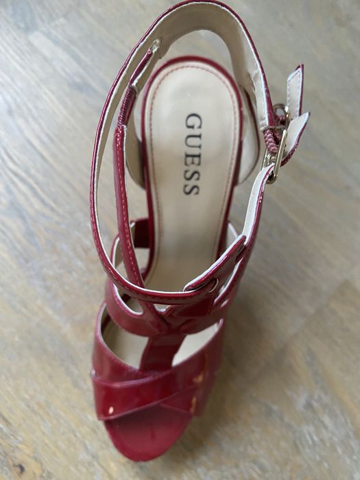 Червени обувки Guess