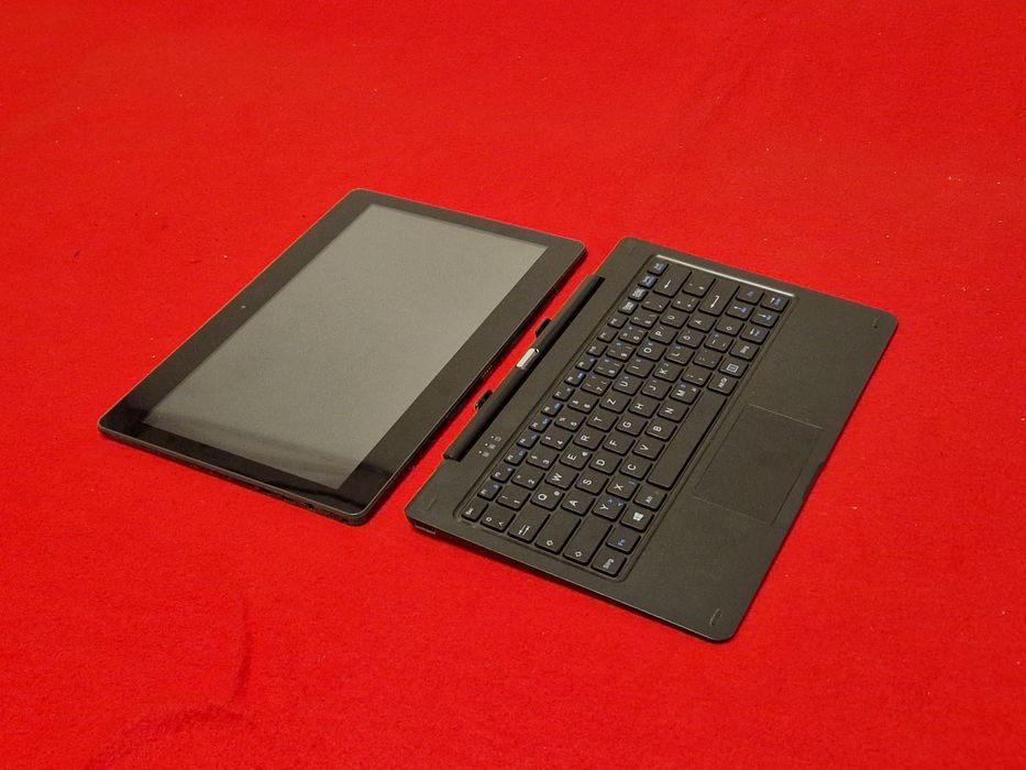 Laptop 2 in 1 defect . S-a aprins  cu un încărcător universal dar s-a stins imediat