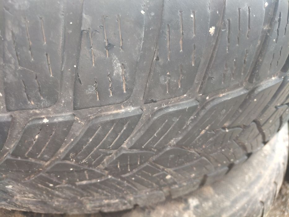 Vând cauciucuri 2 dimensiuni