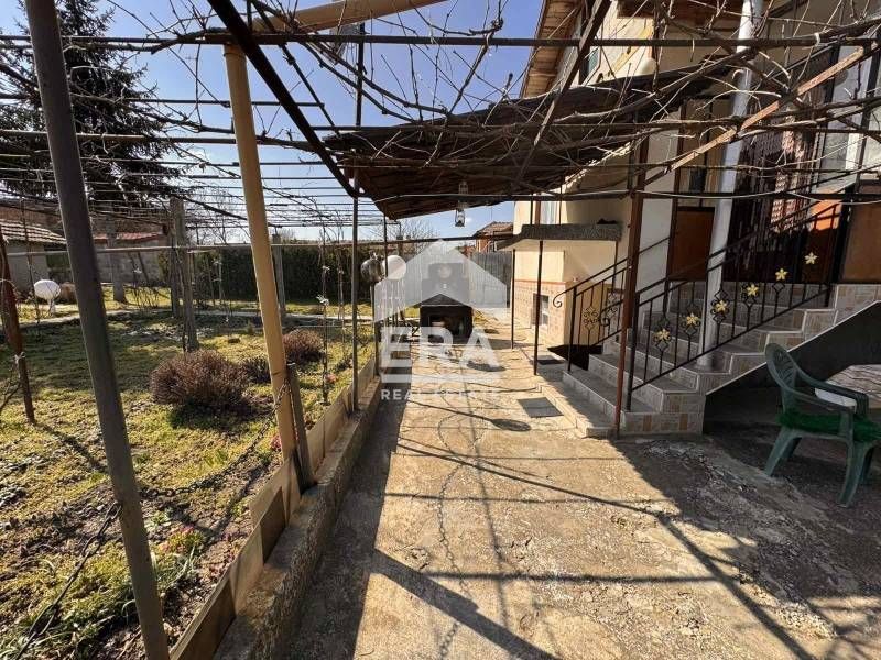 Само в ЕРА Визия! Две къщи, с двоен гараж и голямо дворно място, с пло