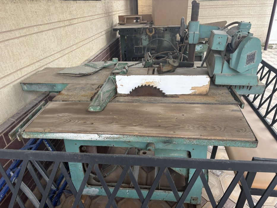 Продается б/у столярные станки и станок для покраски дверей