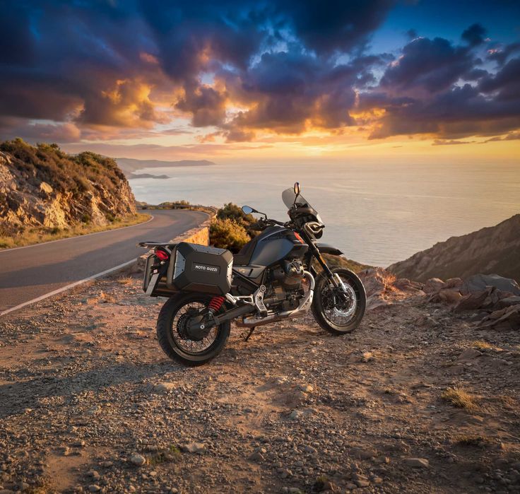 Moto Guzzi V85 TT TRAVEL E5+ 2026 - Cel mai Touring Full si cu Cardan!