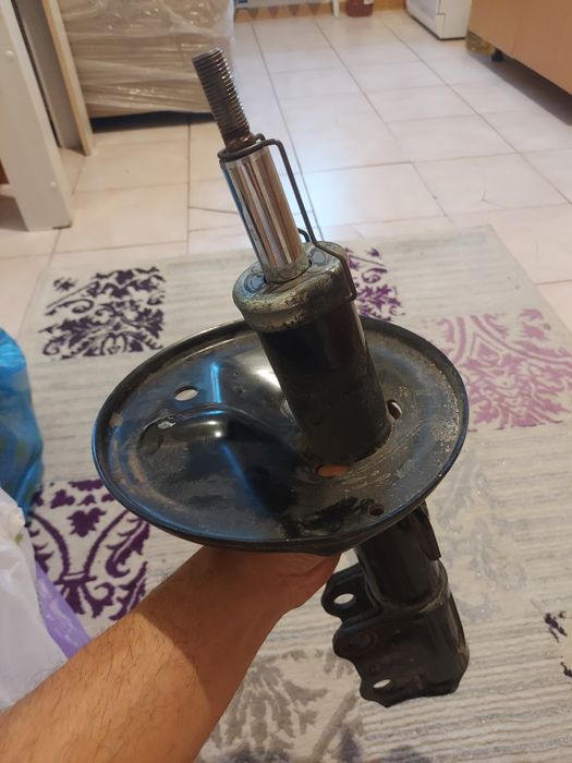 Продам передние стойки на Камри 40