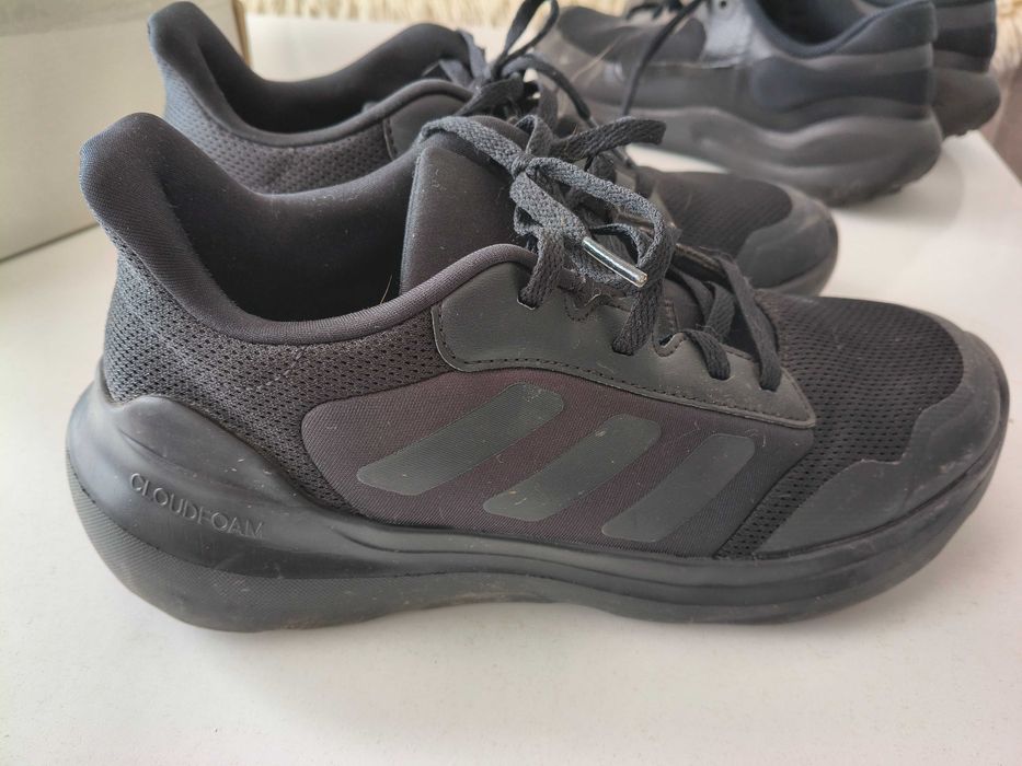 Продавам дамски маратонки Адидас