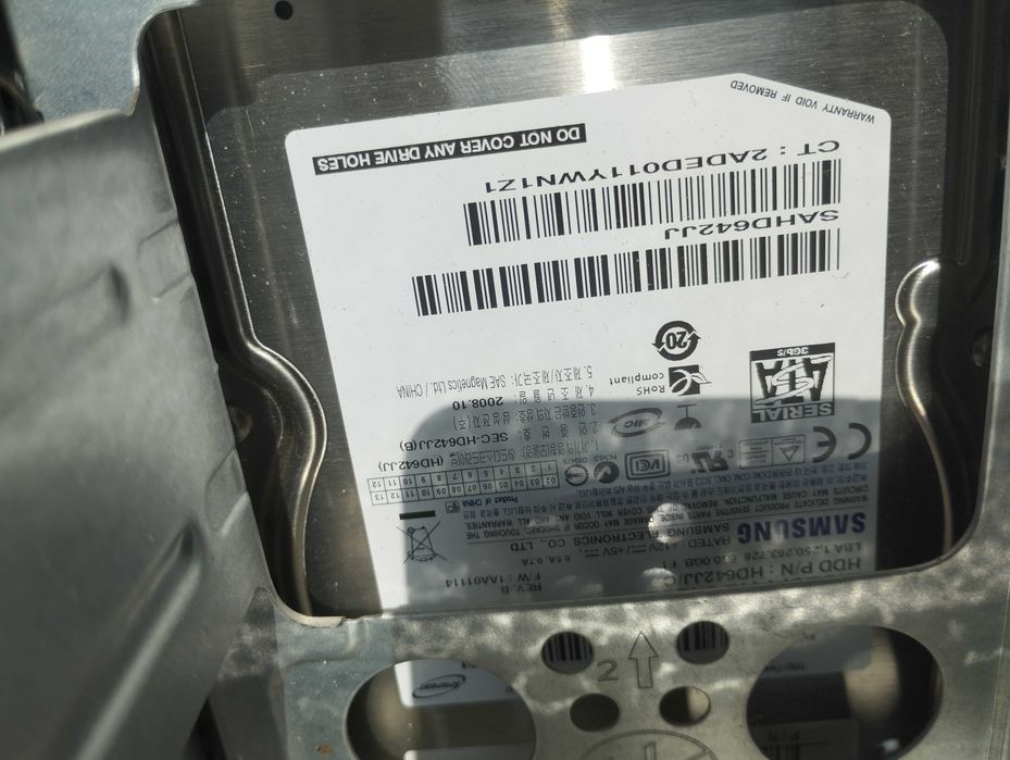 лаптопи и два настолни компютъра