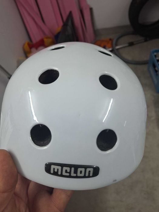 Продавам  оригинални каски Melon.