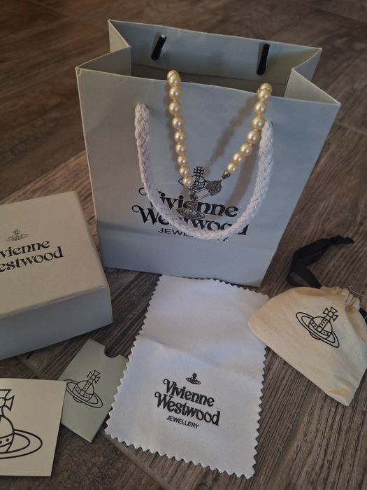 VW pearls necklace