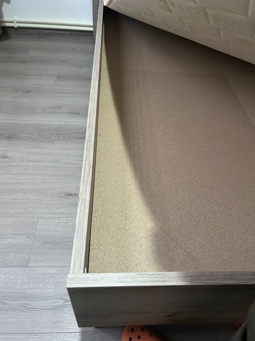 Pat tapitat cu saltea, aproape nou, 120/200.