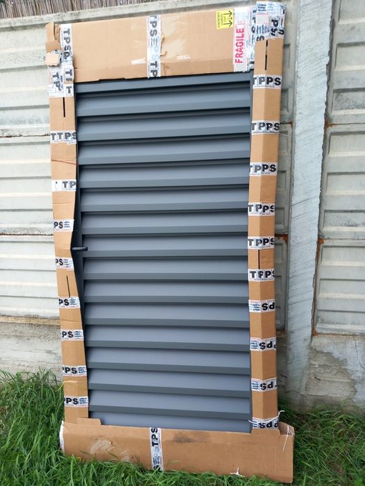 Vând poartă auto  și pietonală