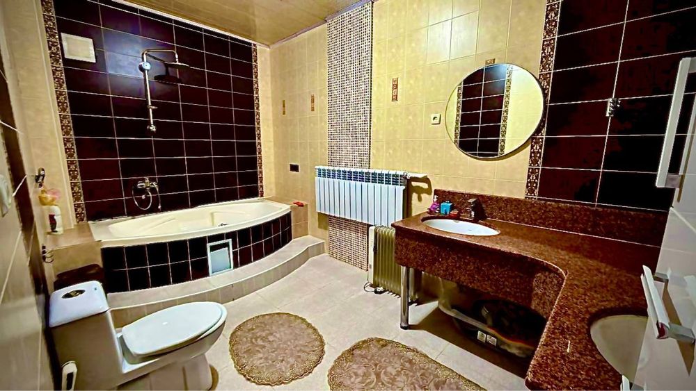 Продаётся болшой дом в центре бухары на рубловки