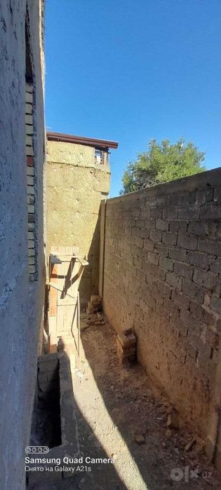 Olmazor tumani Chimboyda 2 sotil 3 qavatli korobka uy sotiladi.
