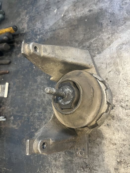 Подушка двигатель ауди 2.8