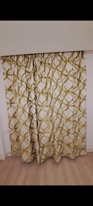 Draperii elegante cu model modern, stare foarte bună