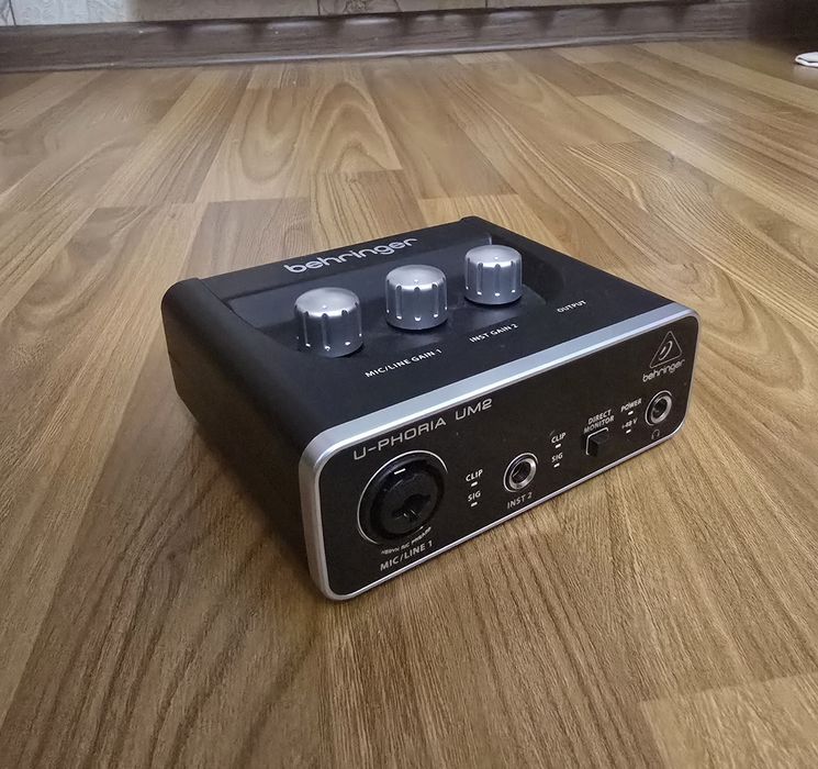 Срочно почти новое:аудиокарта Behringer U-Phoria UM2 и наушники HPS300