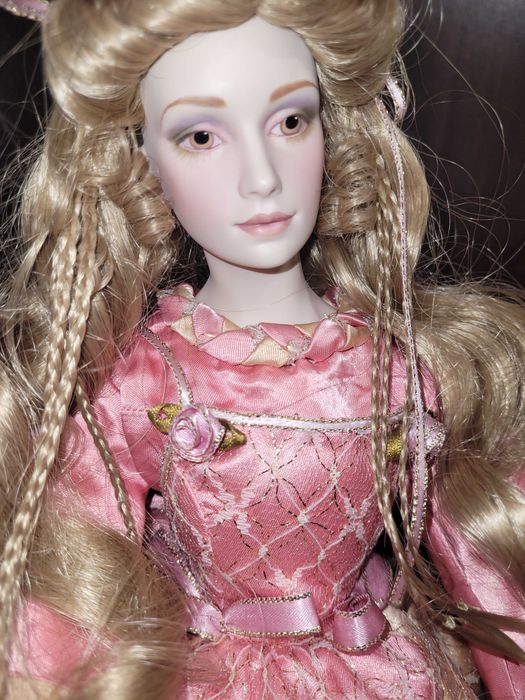 Продавам порцеланова кукла