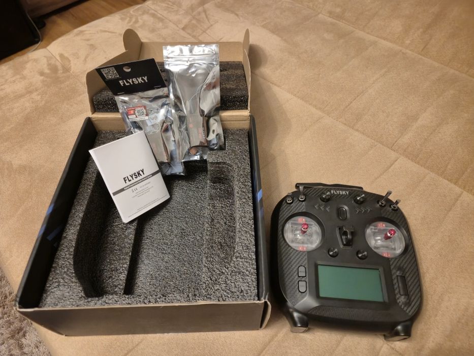 Vând radiocomanda navomodel barcuta plantat Flysky ST8 cu 2 receivere