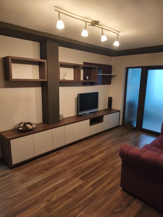 Închiriez apartament semidecomandat