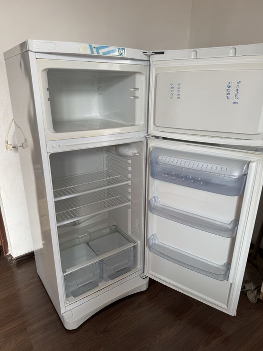 Холодильник Indesit