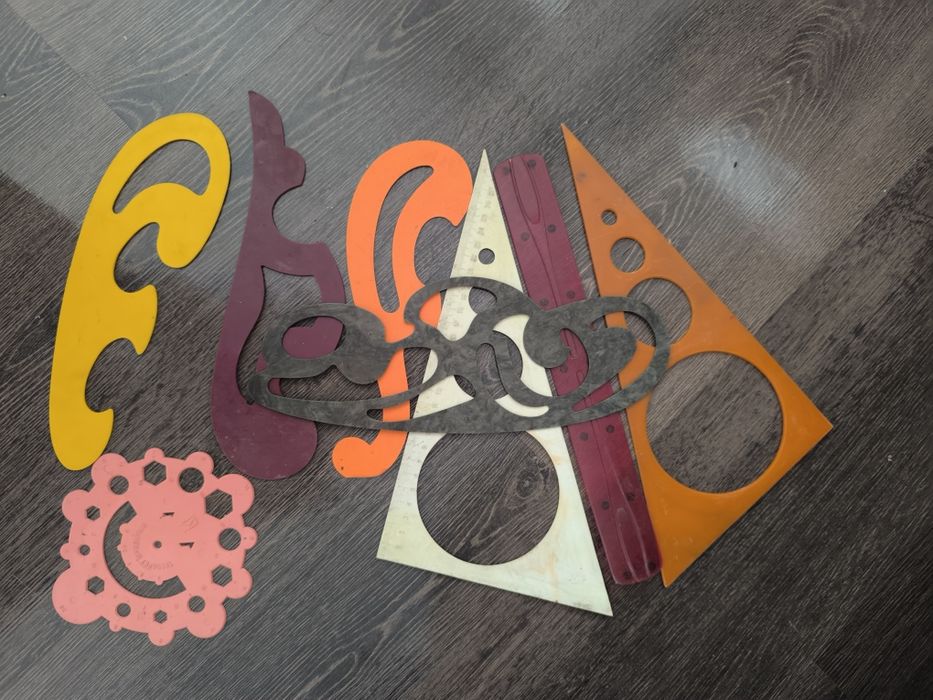 ЛИНЕЙКИ  геометрические и РАСЧЁСКИ