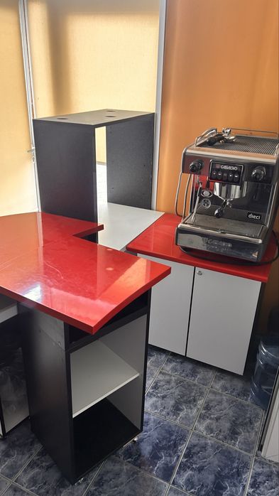 Vand mobilier comercial dintr-o clatitarie / patiserie